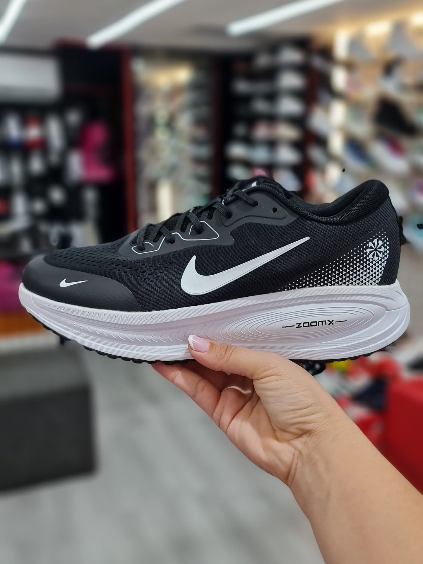 NIKE VOMERO 18