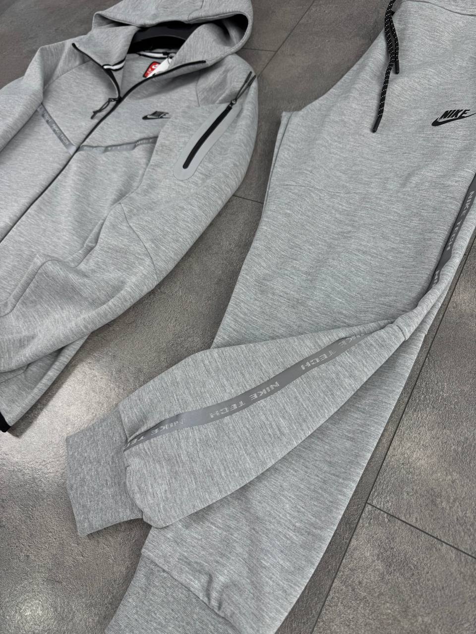 NIKE TECH REFLECTIVE