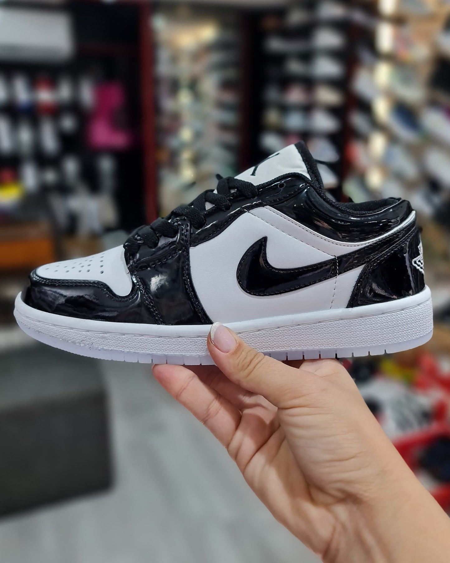 NIKE AIR JORDAN 1 LOW