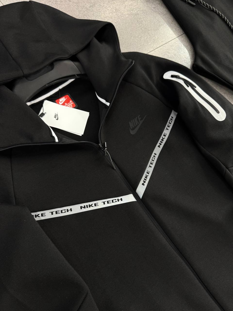 NIKE TECH REFLECTIVE